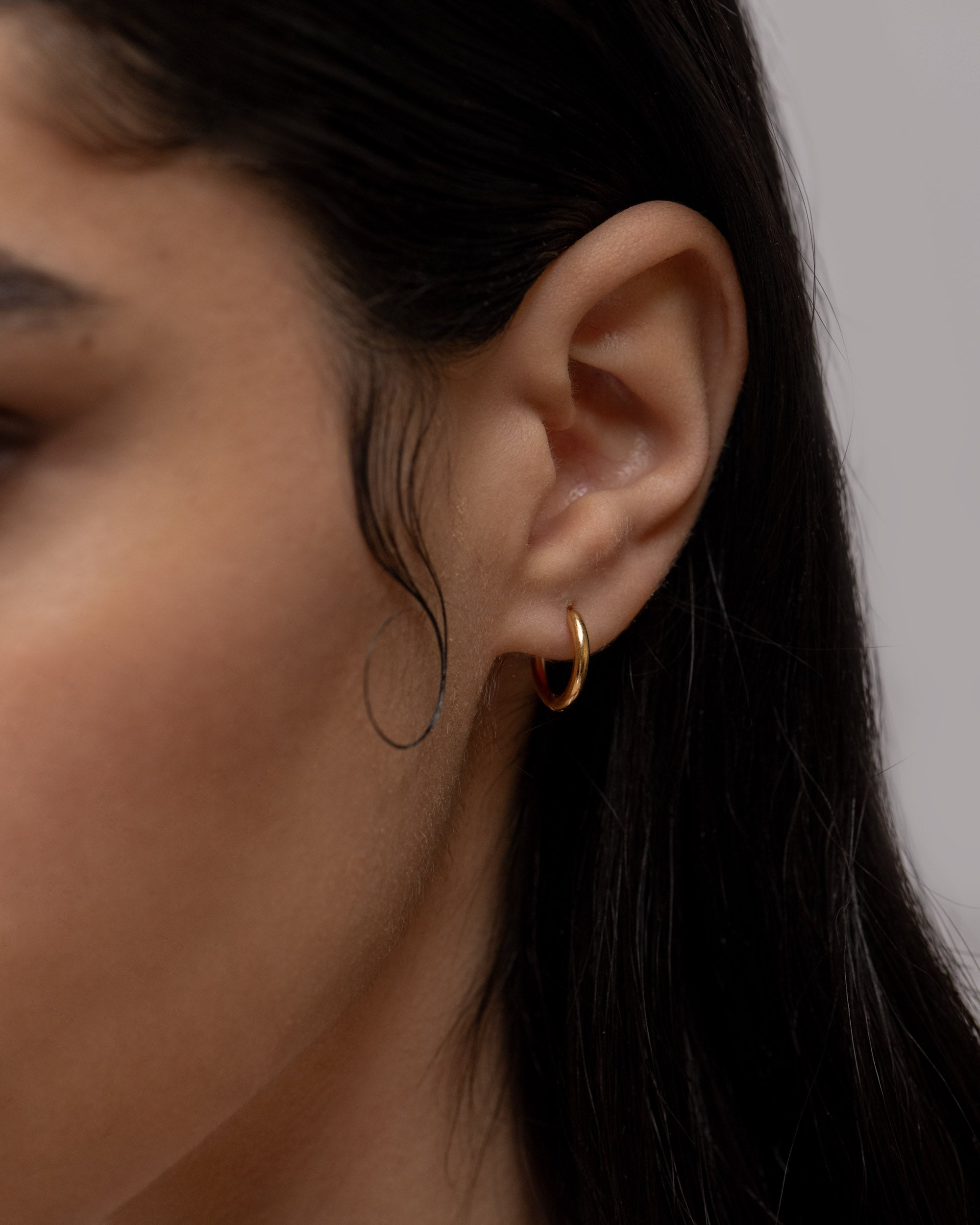 ll➤ Small smooth round hoop earrings, 24k gold plated. Timeless and elegant jewelry to enhance your ears. Order from Aglaia.